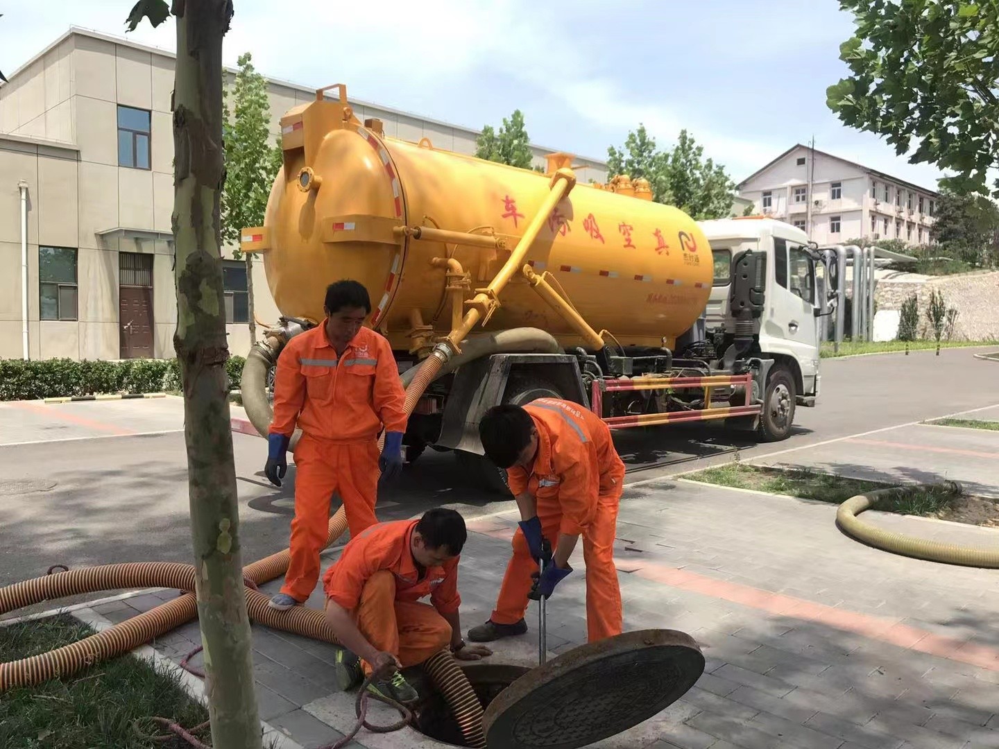 天坛街道化粪池清理与5-8吨吸粪车施工效率分析